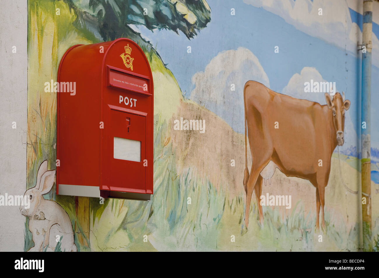 Briefkasten an der bemalten Wand, Dänemark Stockfoto