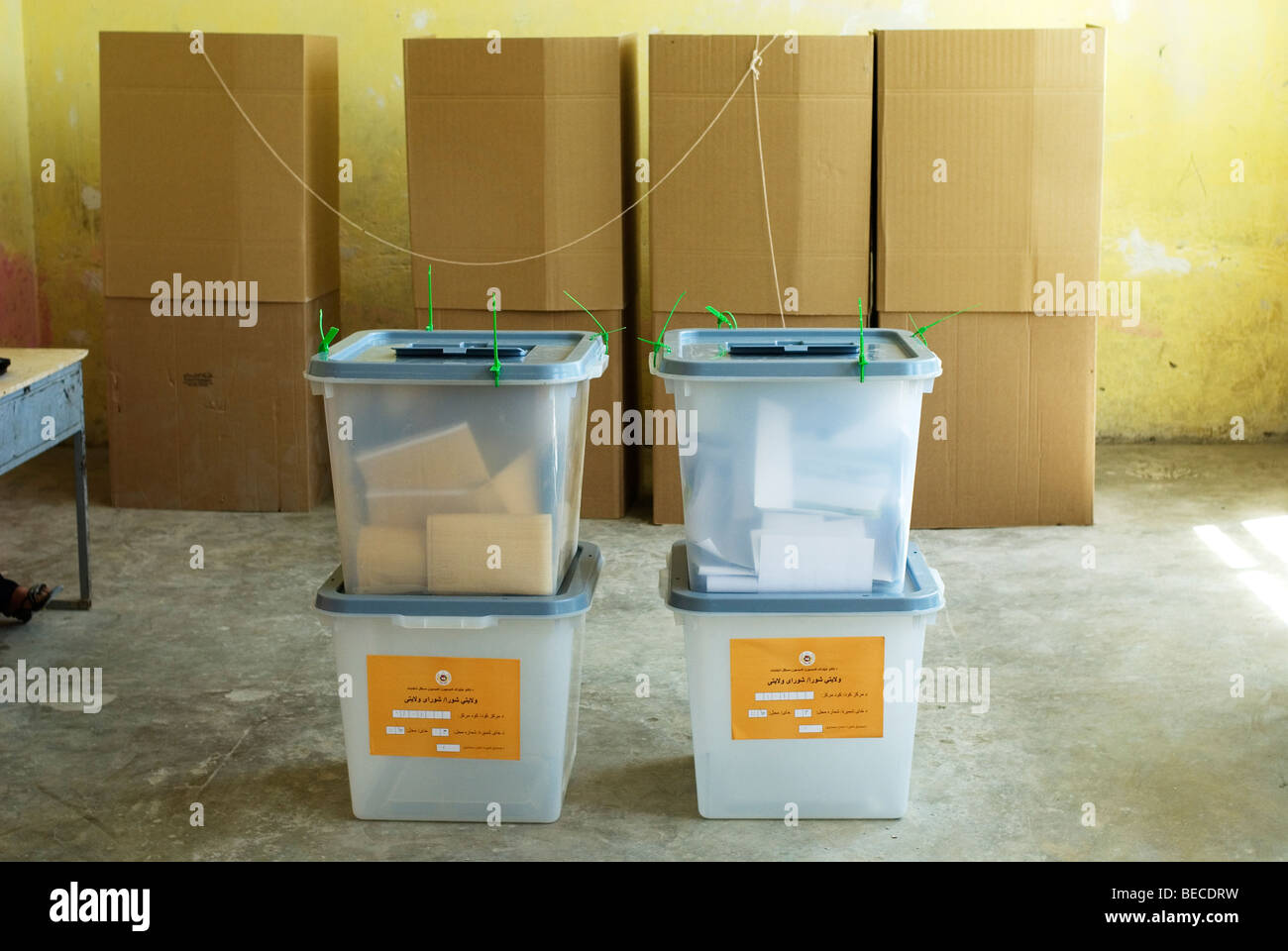 Afghanischen Wahlen 20. August 2009. Wahlkabinen und Wahlurnen. Afshar Mittelschule Kreis 5 Stockfoto
