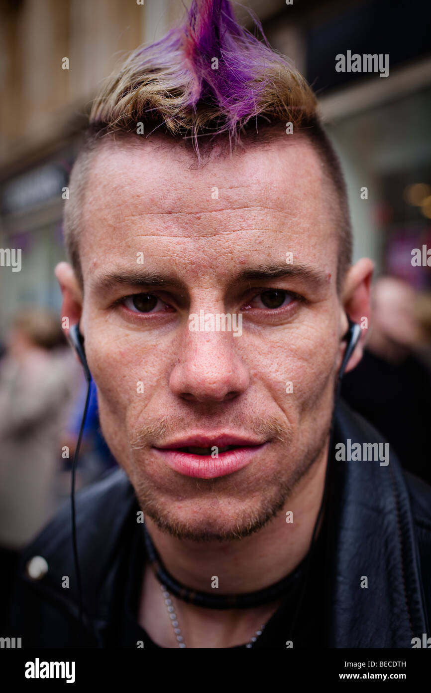 Junge punk Mann mit farbigen und stachelige Haare, Glasgow, Schottland Stockfoto