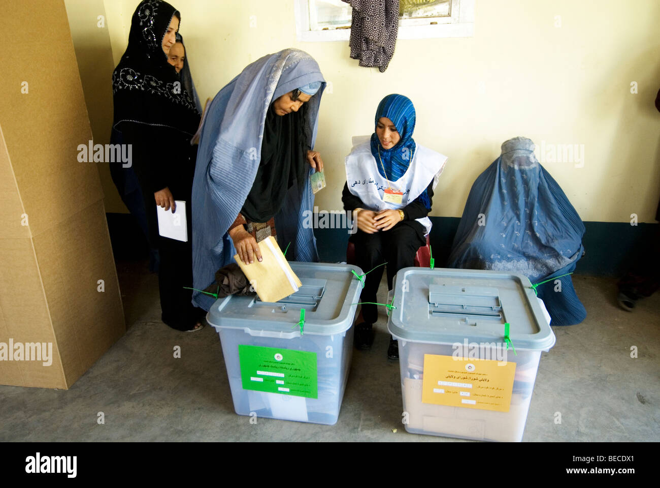 Afghanischen Wahlen August 20. 2009 Frauen Voten beobachtet von zwei weiblichen Beamten, man eine Burka tragen. Ahmady Moschee Bezirk 6 Stockfoto