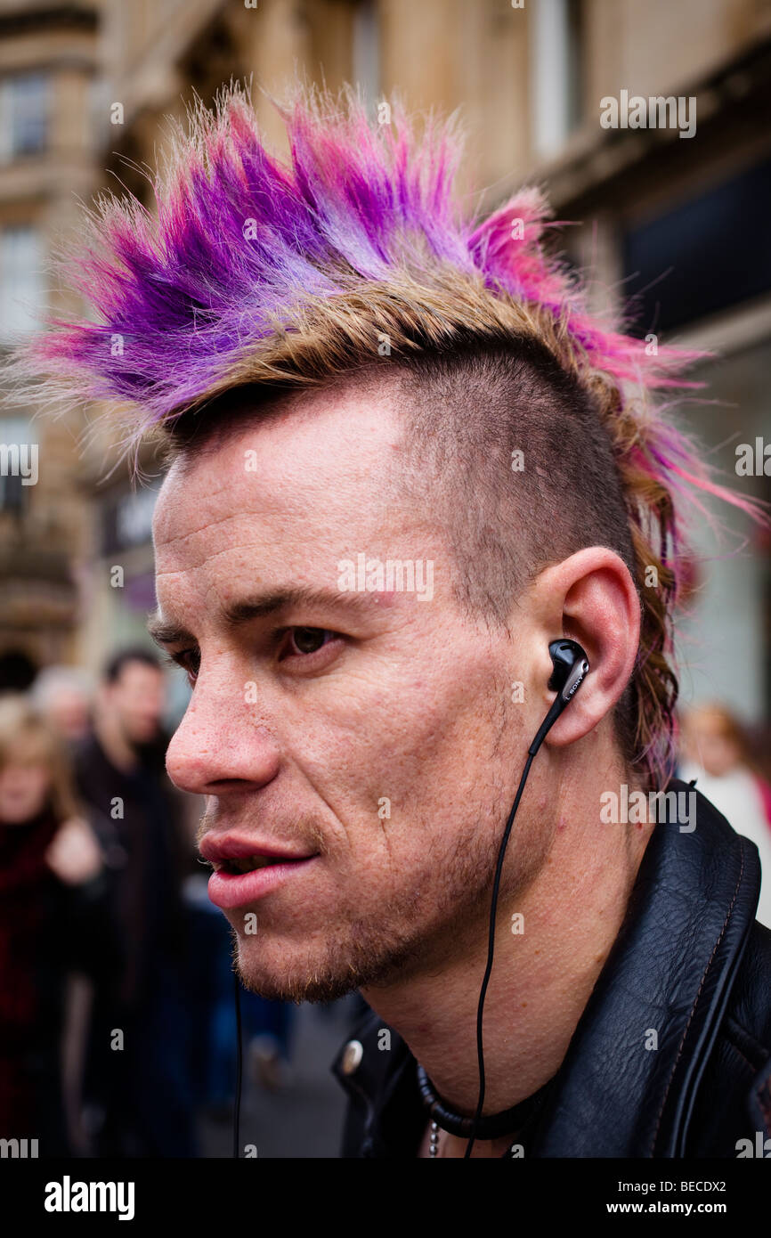 Junge punk Mann mit farbigen und stachelige Haare, Glasgow, Schottland Stockfoto