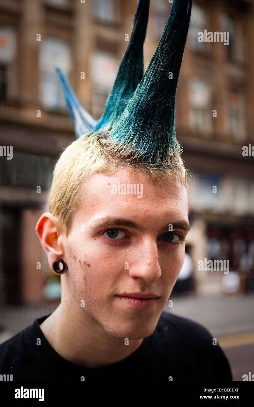 Punk-Jüngling mit farbigen und stacheligen Haaren Stockfoto