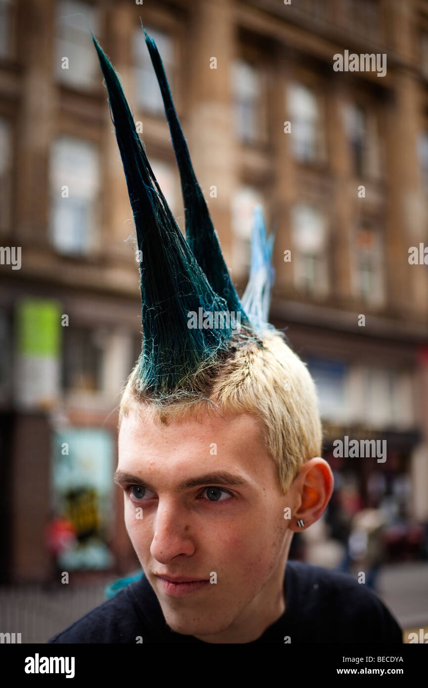 Junge punk Mann mit farbigen und stachelige Haare. Im Stadtzentrum von Glasgow fotografiert. Stockfoto