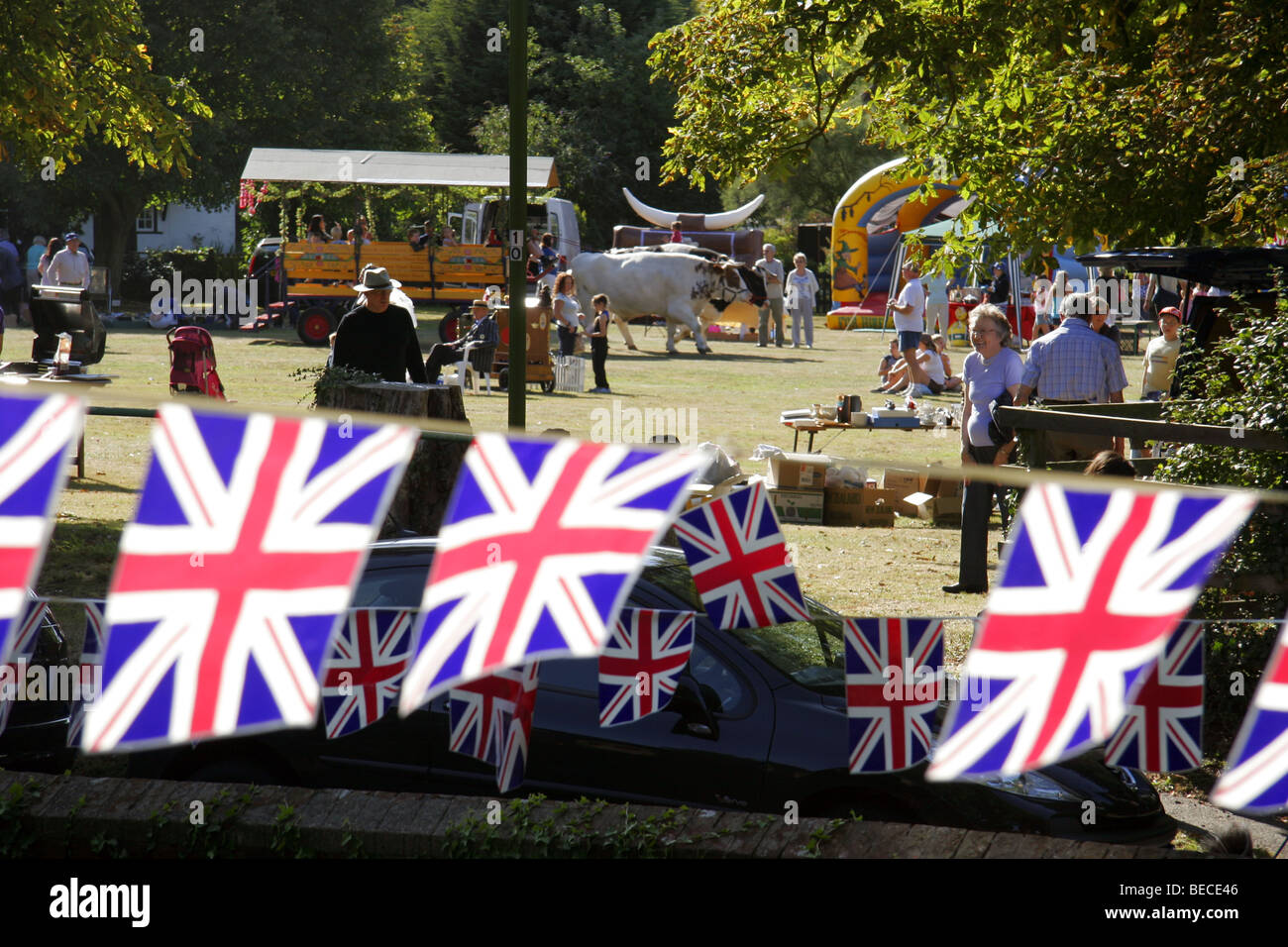 Union Jack British flag Bunting bei einem Dorffest in Aldenham, Hertfordshire, England Stockfoto