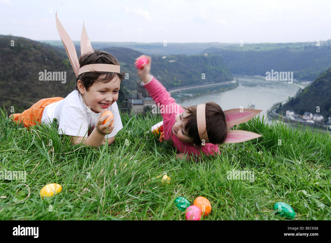 Kinder, die auf der Suche nach Ostereiern am Rhein oberhalb der Loreley, Patersberg, Rheinland-Pfalz, Deutschland, Europa Rock Stockfoto