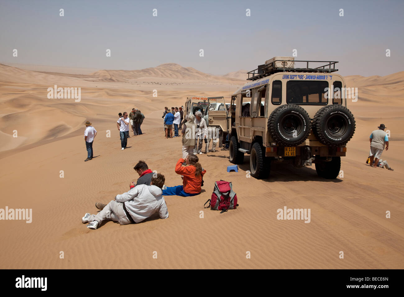 Touristen zwischen Sanddünen in der Nähe von Swakopmund, Namib-Wüste, Namibia, Afrika Stockfoto