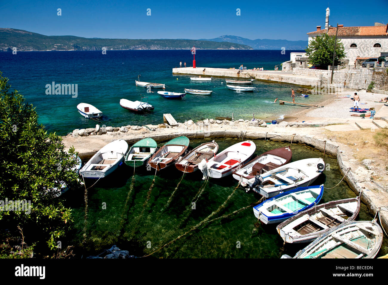 Boote in der Bucht der Stadt Silo auf der Insel Krk in Kroatien Stockfoto