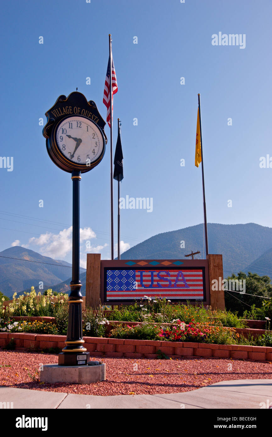 Eine hoch aufragenden Zeitmesser steht groß in einem Memorial Park in Questa, New Mexico. Stockfoto