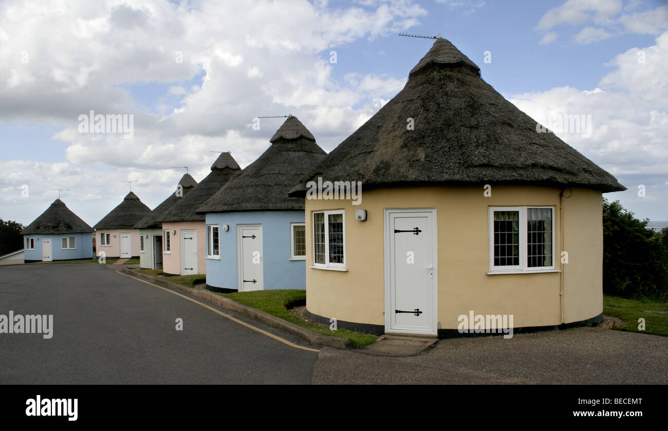 Bunte Runde Thatched Ferienhäuser in Winterton-sur-mer-Norfolk Stockfoto