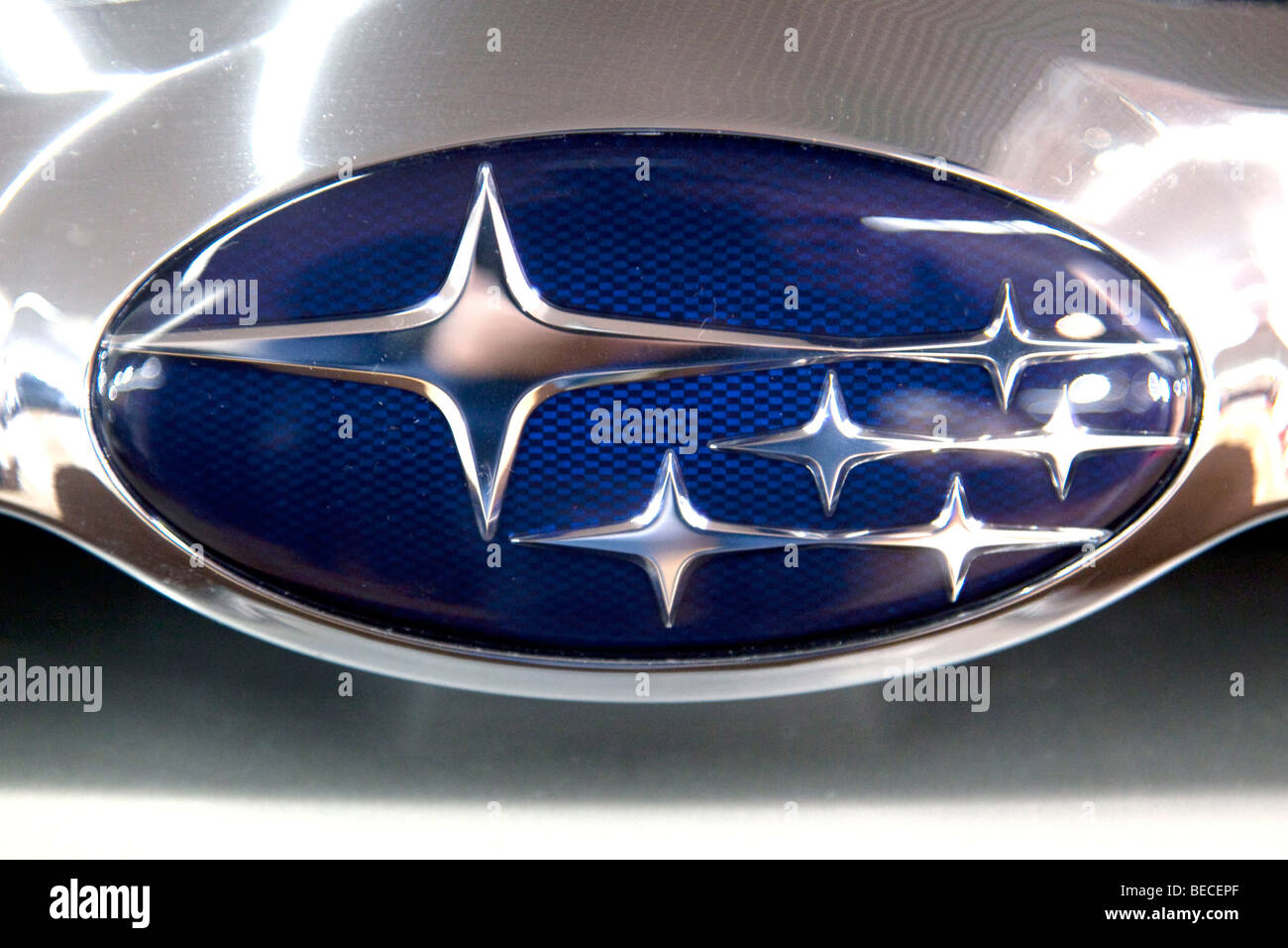 Subaru-Emblem auf einem Auto Stockfoto