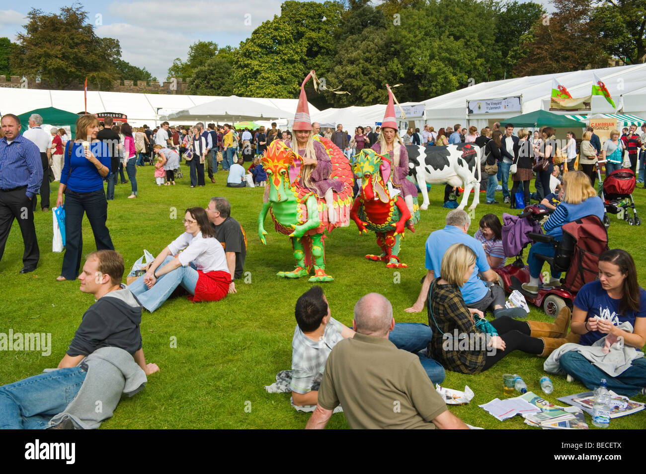 Öffentliche Performance-Künstler, verkleidet als Drachen Besucher bei der großen britischen Käse Festival Cardiff South Wales UK unterhalten Stockfoto