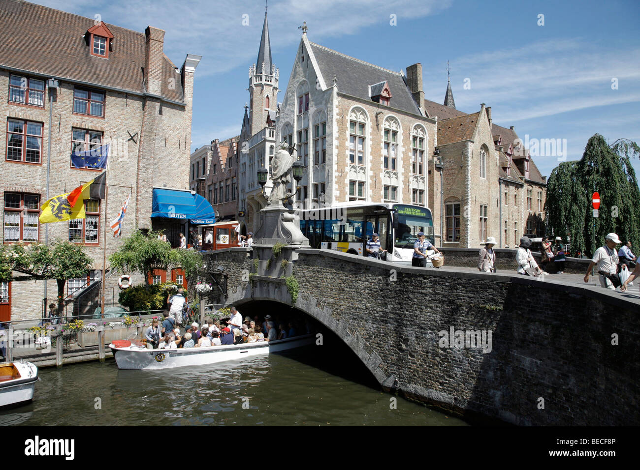 Liegeplatz für Bootstouren durch die Grachten, historische Zentrum von Brügge, Flandern, Belgien Stockfoto