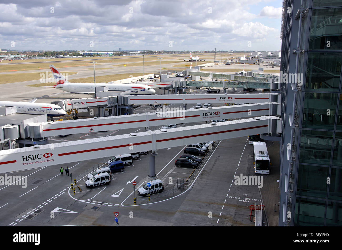 Flugzeuge auf dem Flughafen Heathrow Terminal 5 Tore. London Borough of Hounslow, Greater London, England, United Kingdom Stockfoto