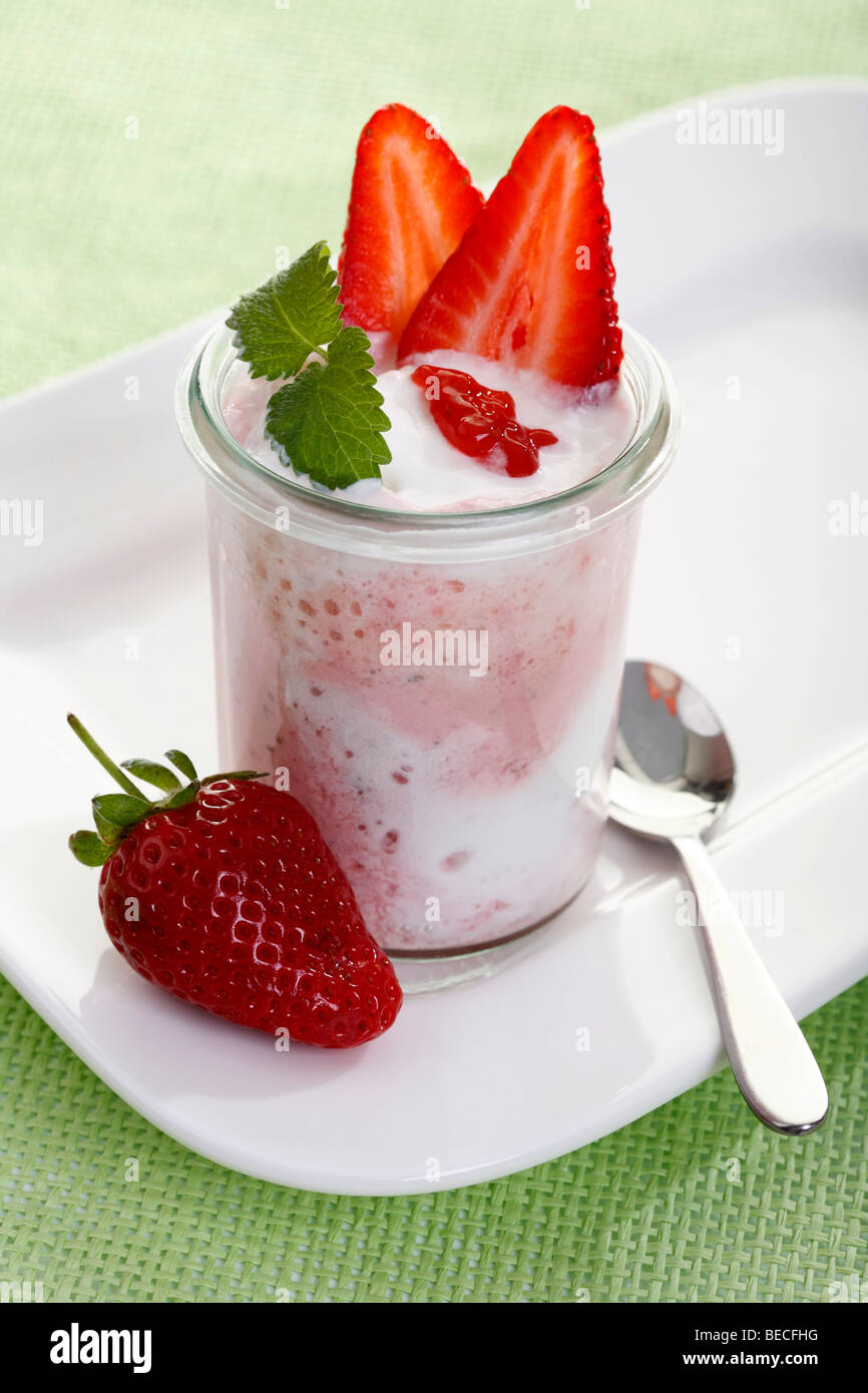 Erdbeer-Quark, Joghurt mit frischen Erdbeeren und Minze Stockfoto