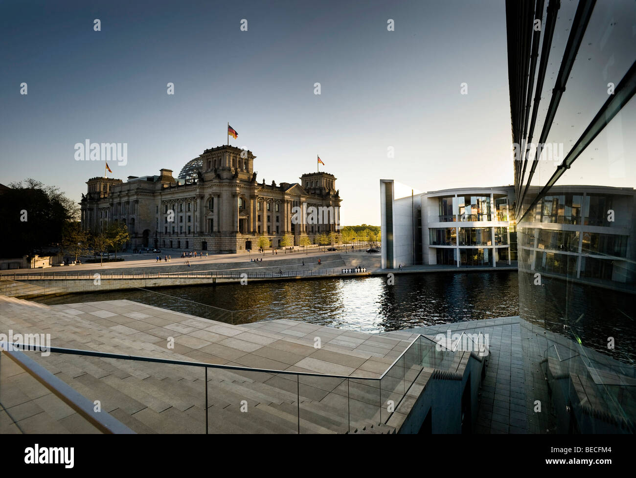 Reichstagsgebäude und Paul Loebe Haus, Spree entlang, Berlin, Deutschland, Europa Stockfoto