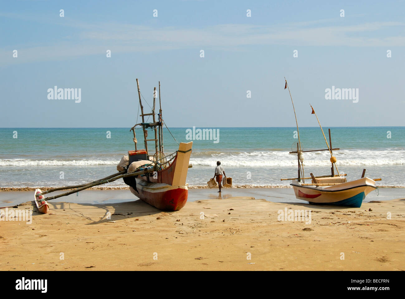 Angelboote/Fischerboote mit Ausleger am Strand in der Nähe von Matara, Indischer Ozean, Ceylon, Sri Lanka, Südasien, Asien Stockfoto