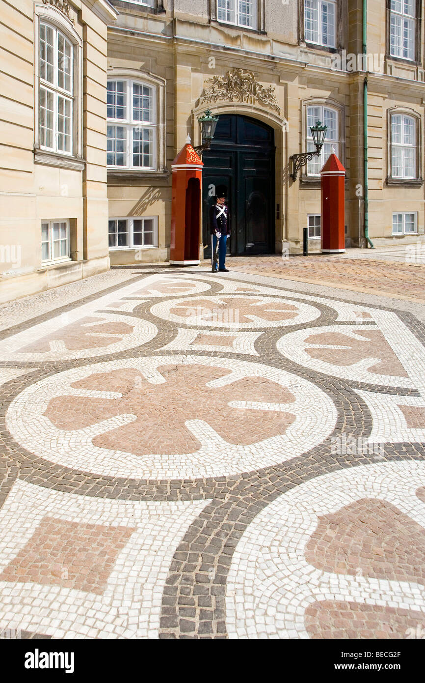 Gekachelte Bürgersteig vor der dänischen königlichen Palast Amalienborg, Kopenhagen, Dänemark Stockfoto