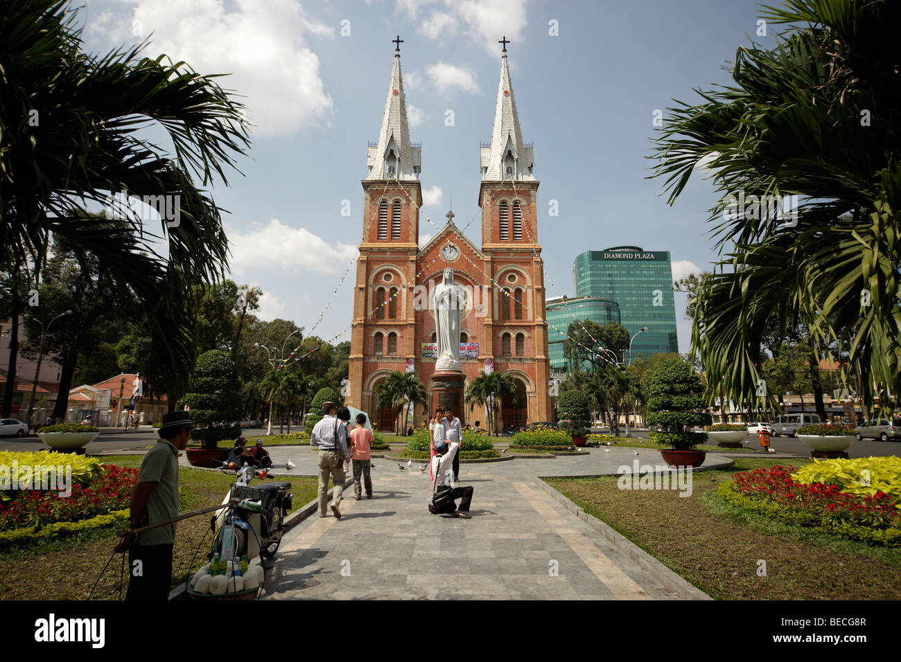 Kathedrale Notre-Dame, Fahrradrikscha in Ho Chi Minh Stadt, Saigon, Vietnam, Asien Stockfoto