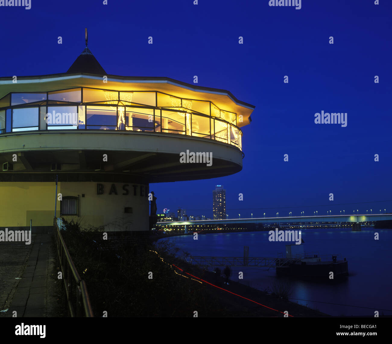 Bastei Restaurant Und Zoobruecke, Zoo-Brücke, in der Abenddämmerung, Köln, Nordrhein-Westfalen, Deutschland, Europa Stockfoto