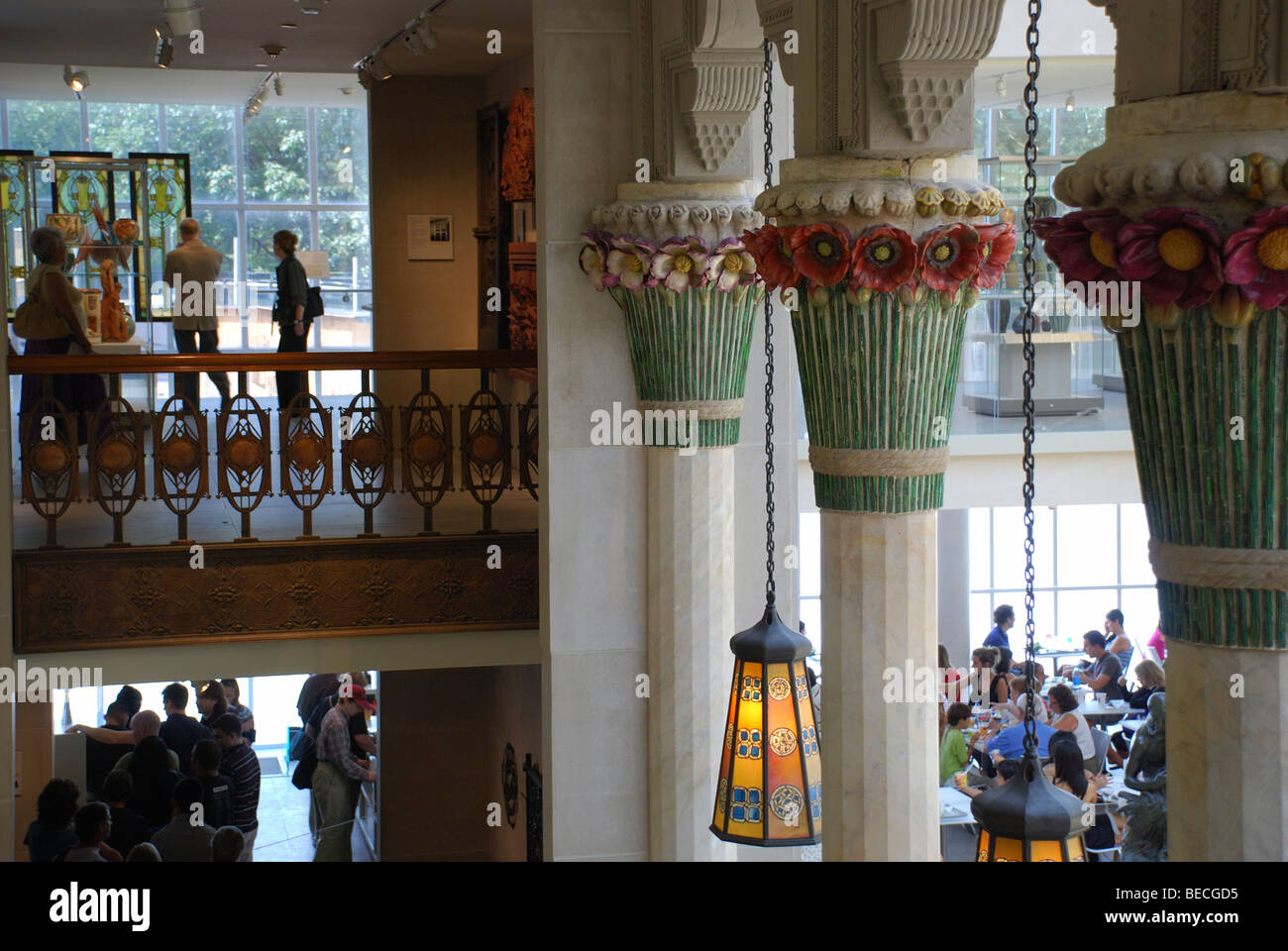 Restaurants und Bars unter der glorreichen Kunst und Handwerk von Louis Comfort Tiffany im American Wing, Metropolitan Museum in New York City Stockfoto