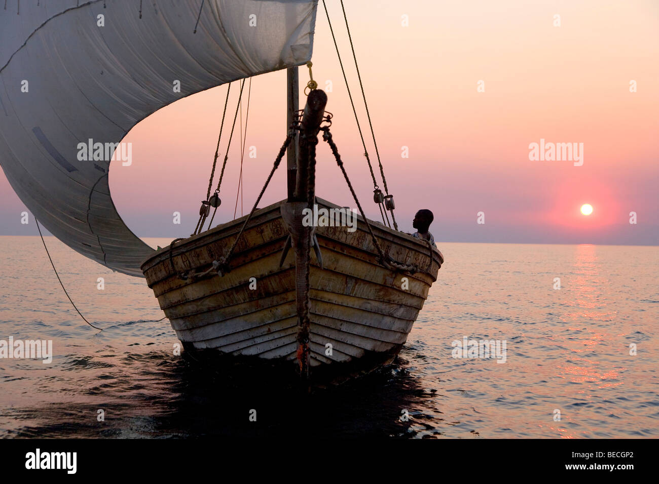 Dhau, afrikanische Segelboot vor Sonnenuntergang, Pumulani Lodge, Lake Malawi, Malawi, South East Africa Stockfoto