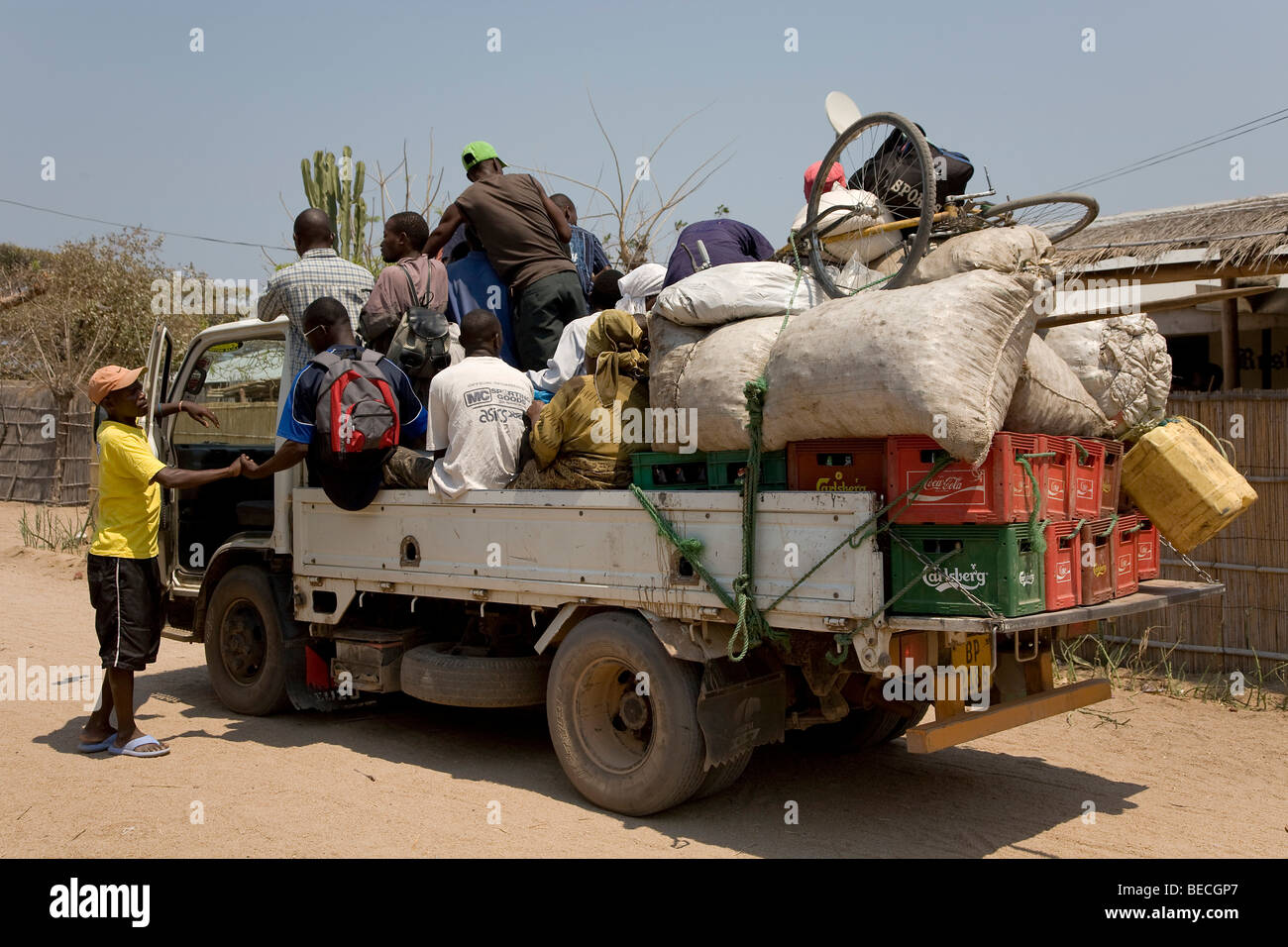 Teilten Taxi, voll beladen LKW, Cape Maclear Halbinsel, Lake Malawi, Malawi, South East Africa Stockfoto