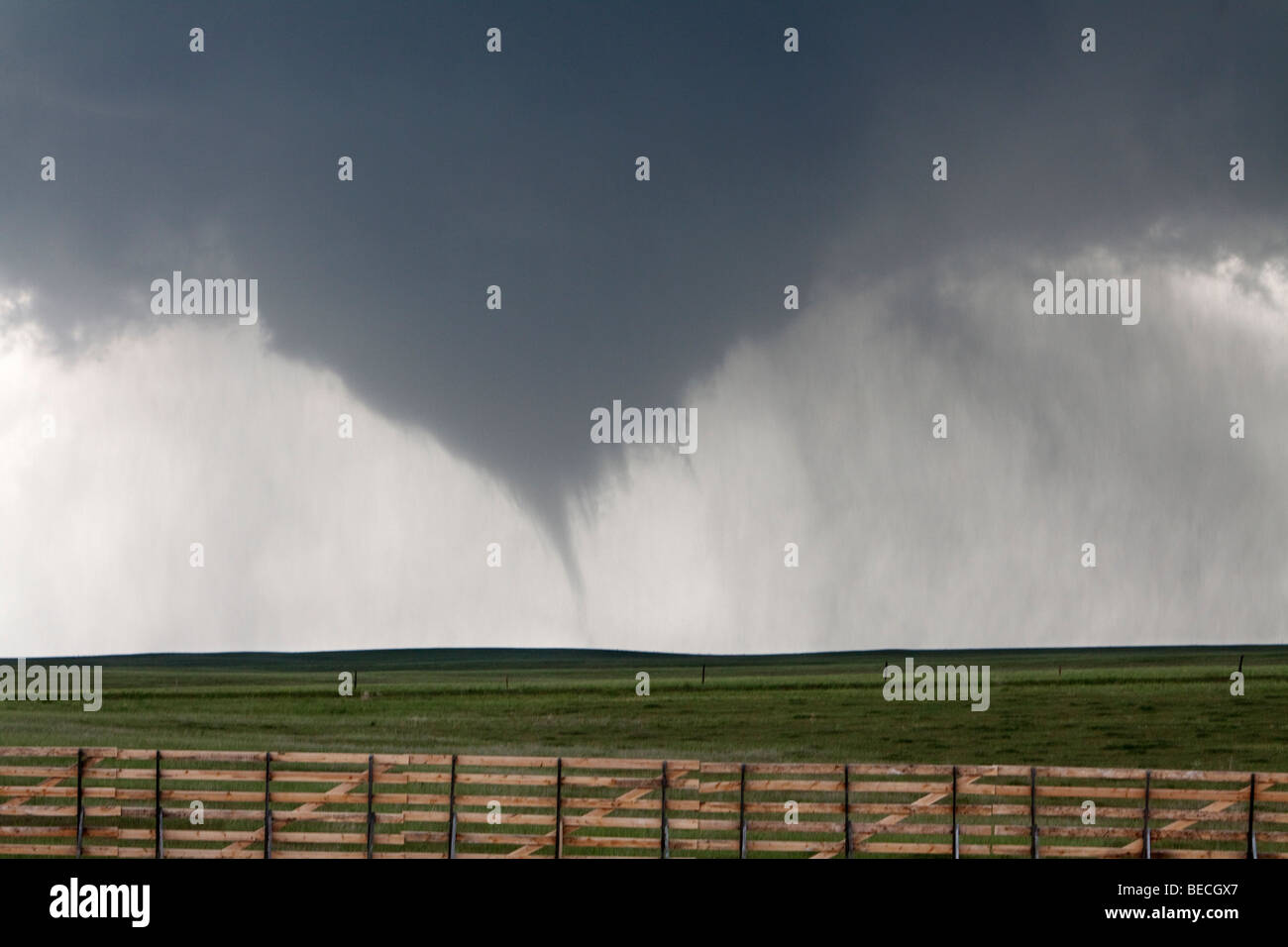 Ein Tornado senkt aus dem Himmel in Goshen County, Wyoming, USA, 5. Juni 2009. Stockfoto
