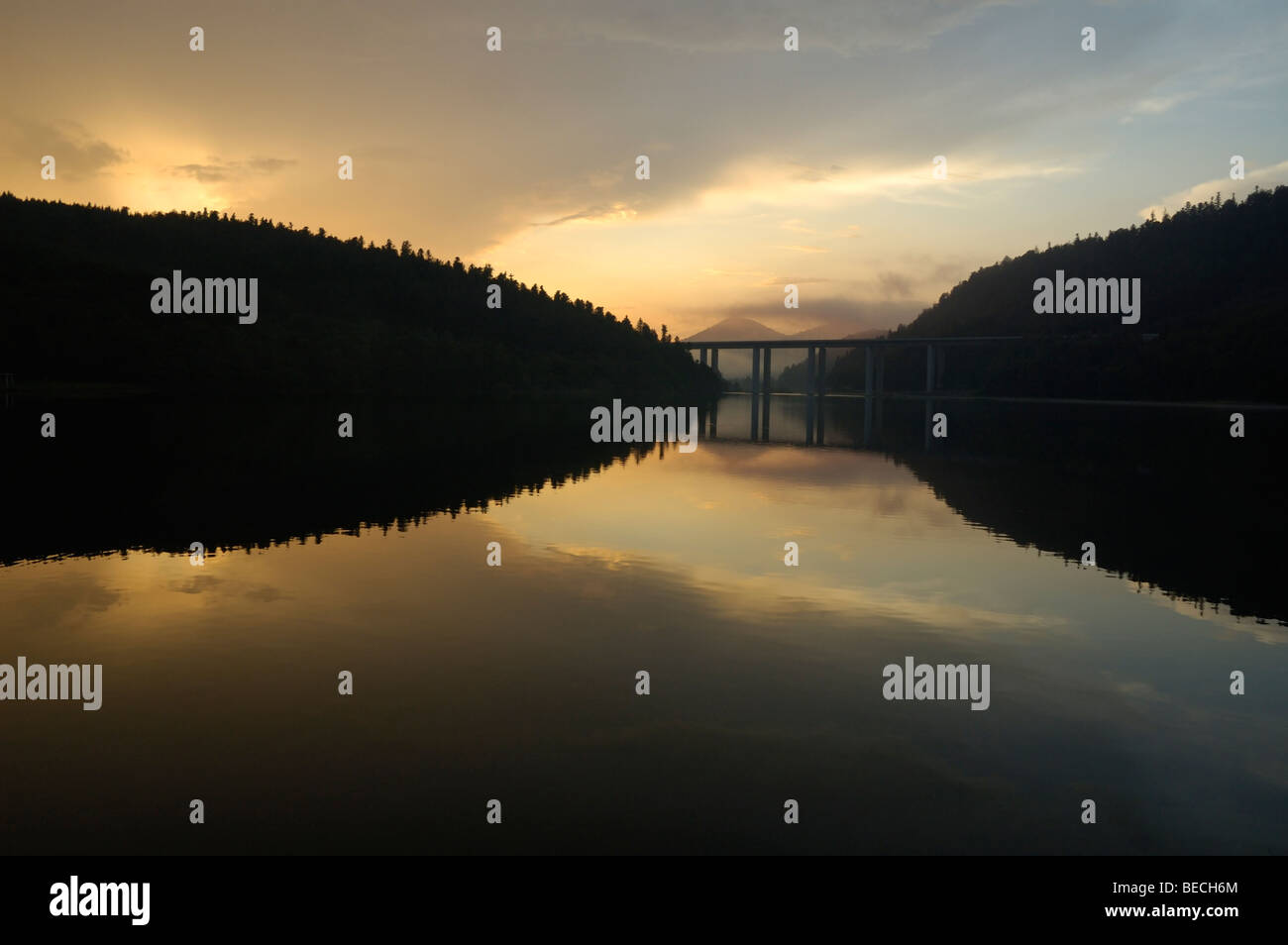 Blick auf Jezero Bajer See in Fužine (Gorski Kotar, Kroatien, Europa) und Autobahn-Brücke im Sonnenuntergang mit Bergen im Hintergrund Stockfoto
