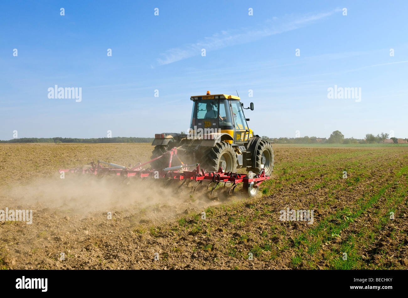 JCB Fastrac 1135 4-Rad Antrieb Traktor und Boden Egge - Frankreich. Stockfoto