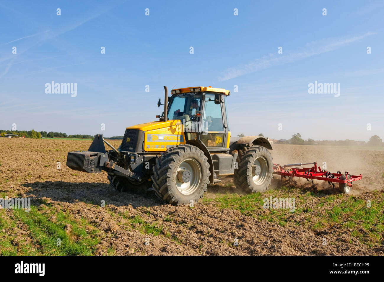 JCB Fastrac 1135 4-Rad Antrieb Traktor und Boden Egge - Frankreich. Stockfoto