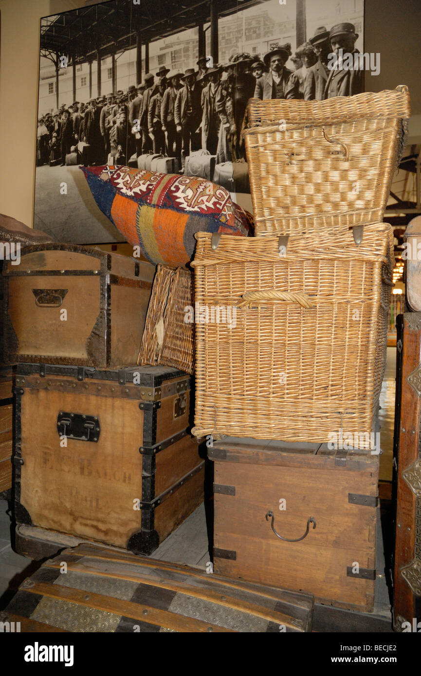 Alte Koffer von Emigranten im Ellis Island Museum, New York, USA Stockfoto