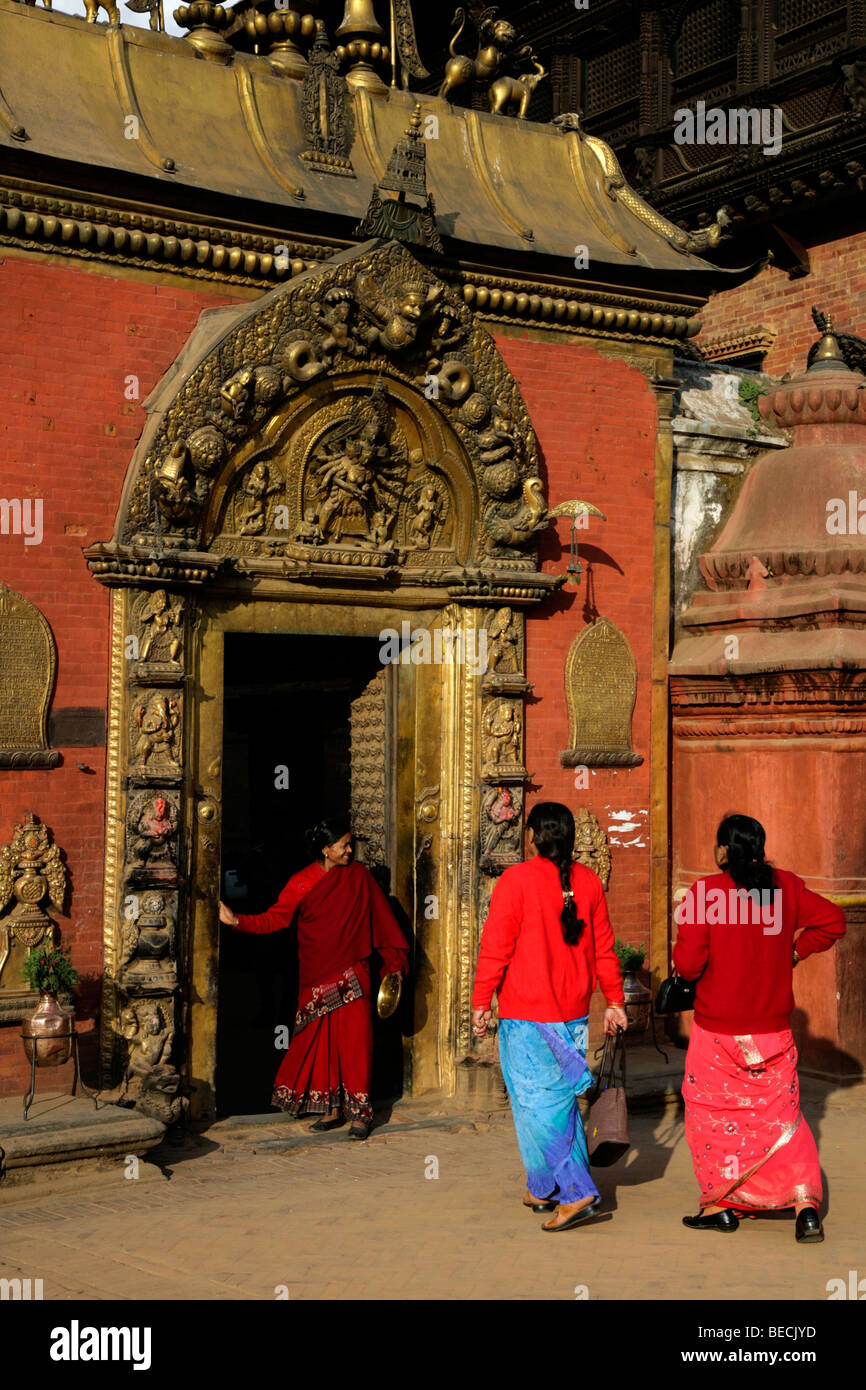 Die Golden Gate oder Sun Dohka ist der Haupteingang der 55 Fenster-Palast auf dem Durbar Square, Bhaktapur. Stockfoto