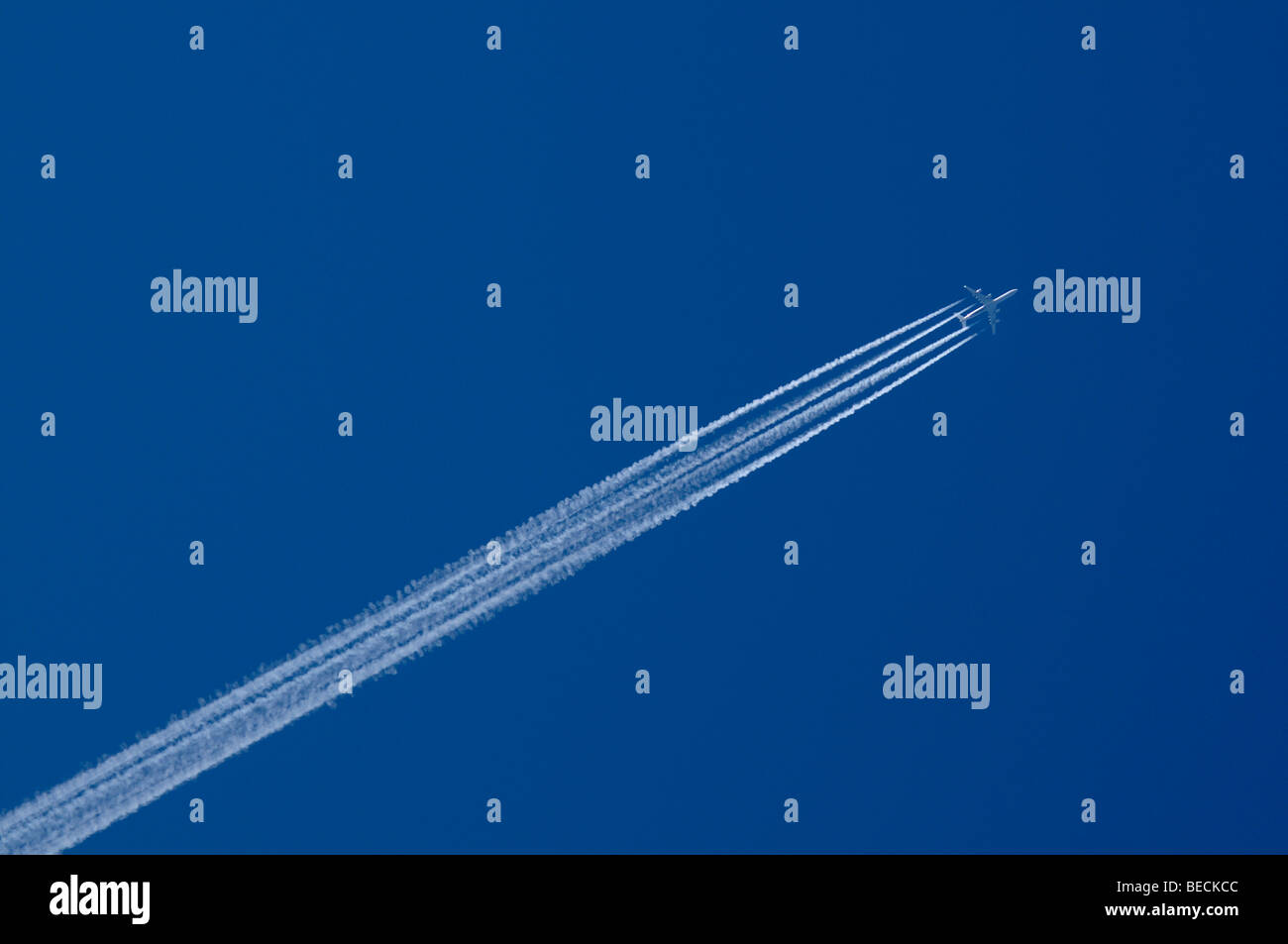 Vierstrahliges Verkehrsflugzeug Zeichnung einen Kondensstreifen in einem klaren blauen Himmel Stockfoto