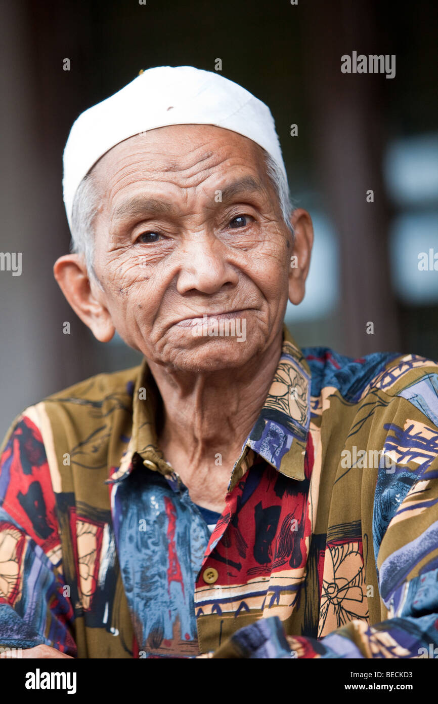 Älterer Mann in Indonesien mit Hütchen auf Stockfoto
