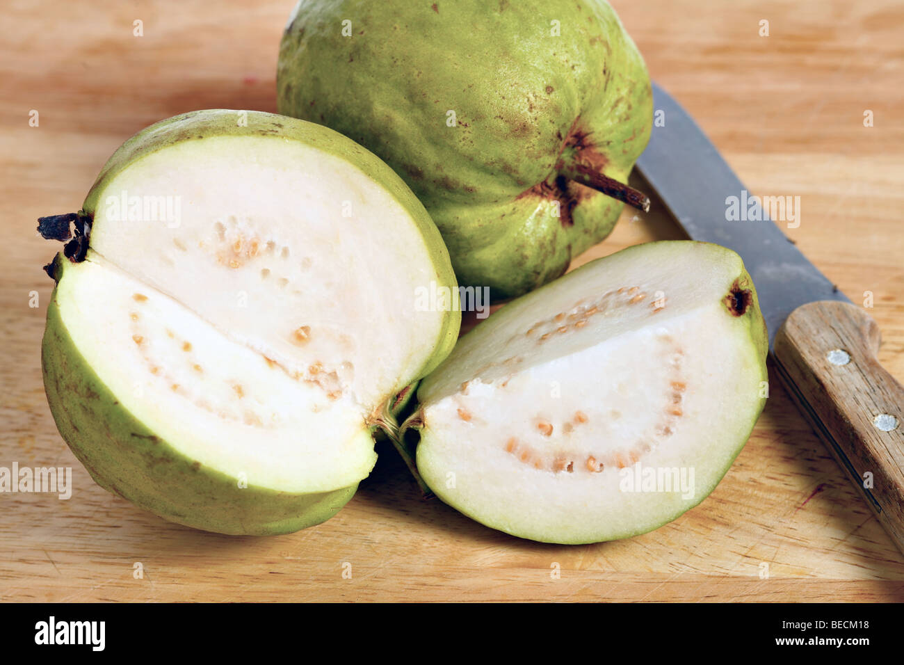 Eine Guave-Frucht, die gemeinsame Guave (Guave Guajava) Apfelsorte, aufschneiden, Fruchtfleisch und Kerne im Inneren zu zeigen Stockfoto