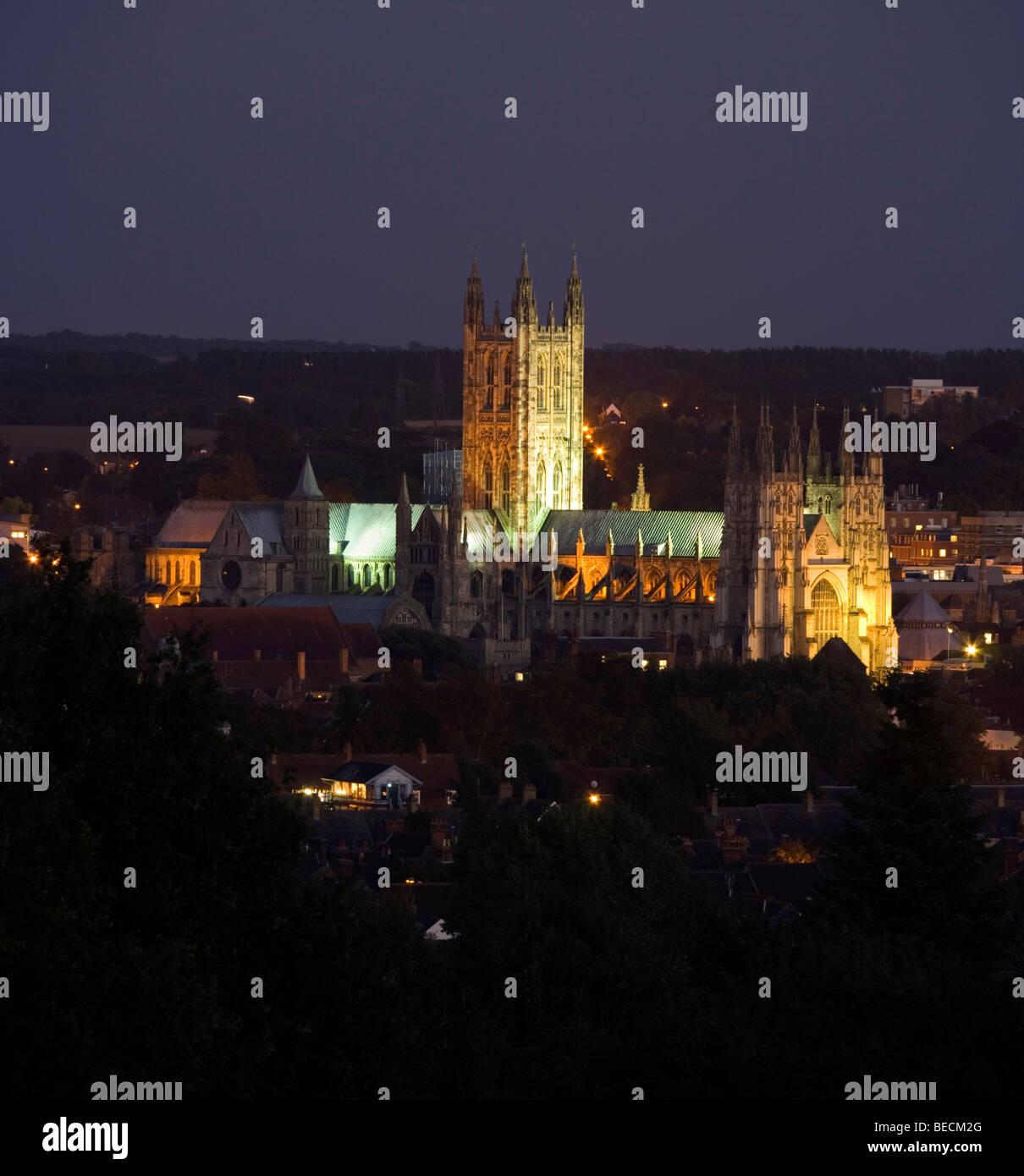 Die Kathedrale von Canterbury angesehen von der Universität in der Nacht in Kent, UK. Stockfoto