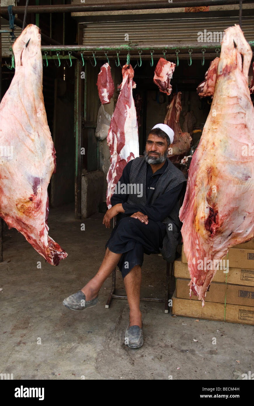 Kabul-Straßenmarkt - Metzger mit Tierkadavern. Stockfoto