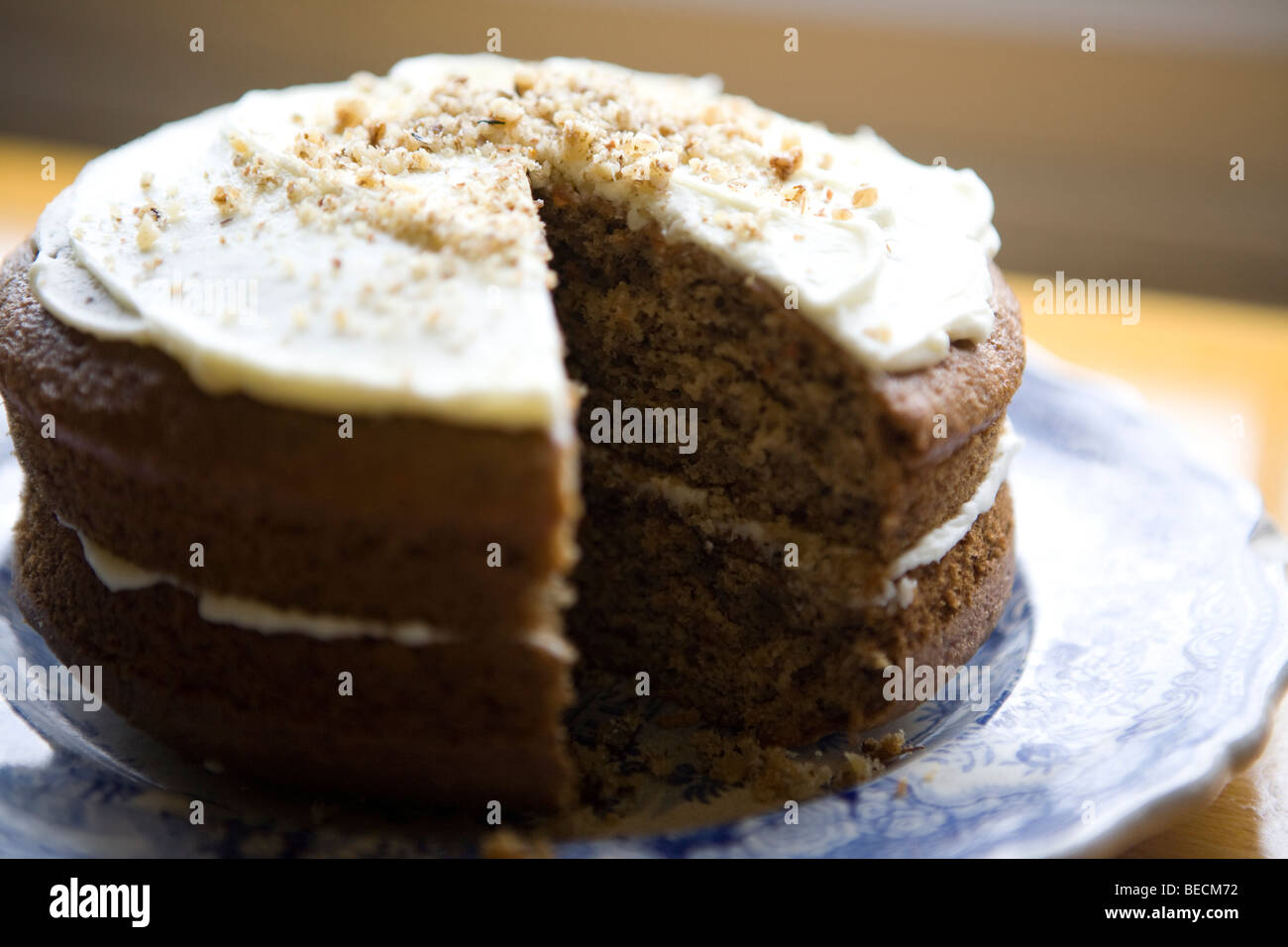 Biskuit und Sahnehäubchen auf eine Kuchenplatte Stockfoto