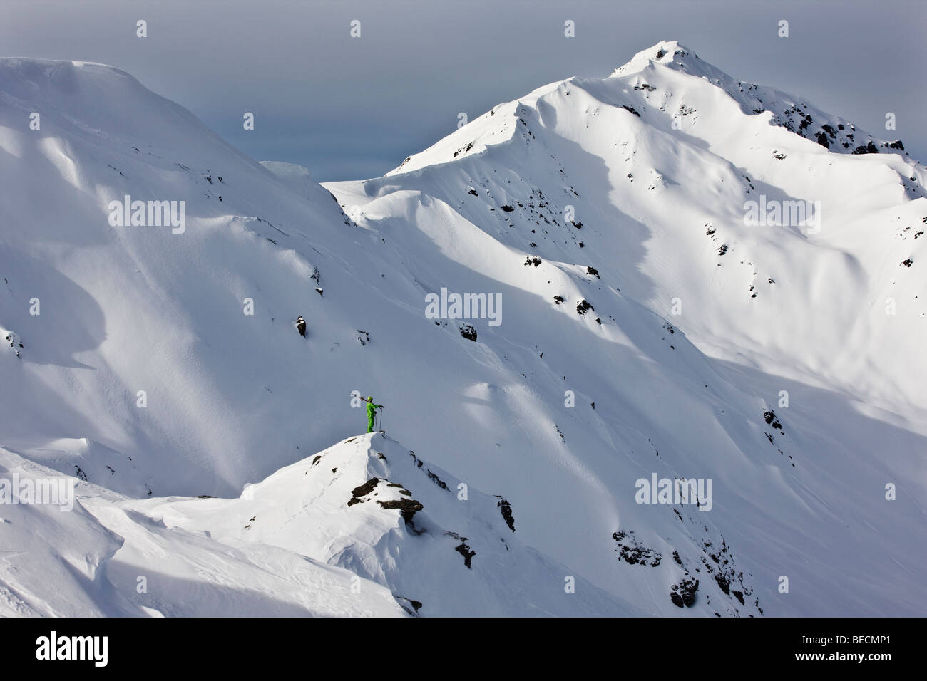 Freeride Snowboarder inmitten tief-Schnee-bedeckten Bergen, Blick auf Gilfert Berg, Tuxer Alpen, Hochfuegen Zillertal Valley, Nord Stockfoto