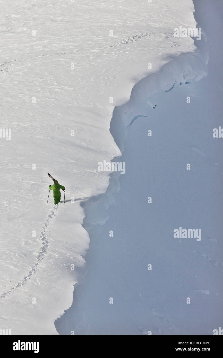 Freestyle Skifahrer auf dem Weg zur Abfahrt Bergwandern auf einem Felsvorsprung, Hochfügen, Zillertal, Nordtirol, Österreich, EUR Stockfoto