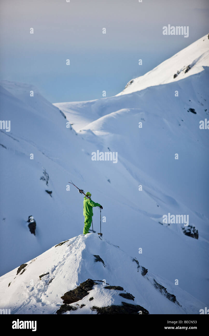 Freestyle-Skifahrer auf dem Weg zu einer Skiabfahrt, Hochfügen, Zillertal Tal, Nord-Tirol, Österreich, Europa Stockfoto