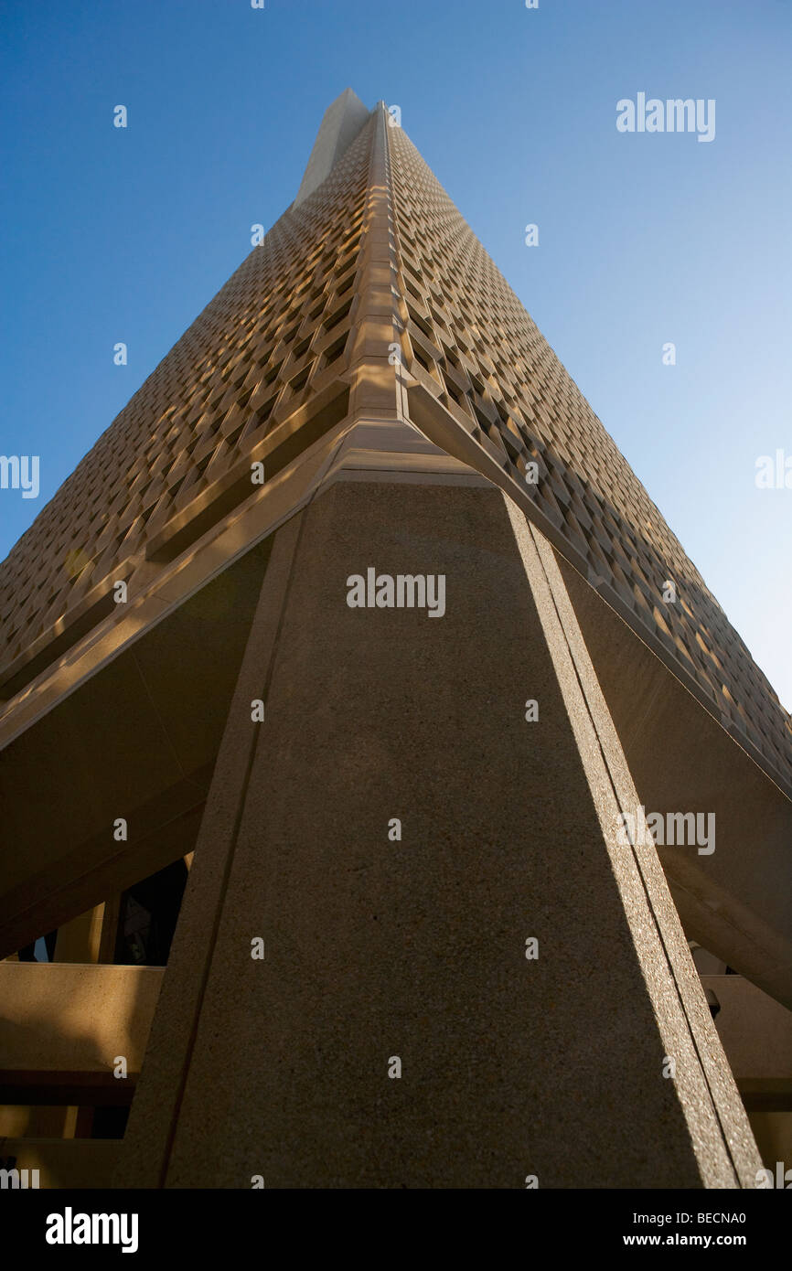 Niedrigen Winkel Ansicht eines Wolkenkratzers, Transamerica Pyramid, San Francisco, Kalifornien, USA Stockfoto
