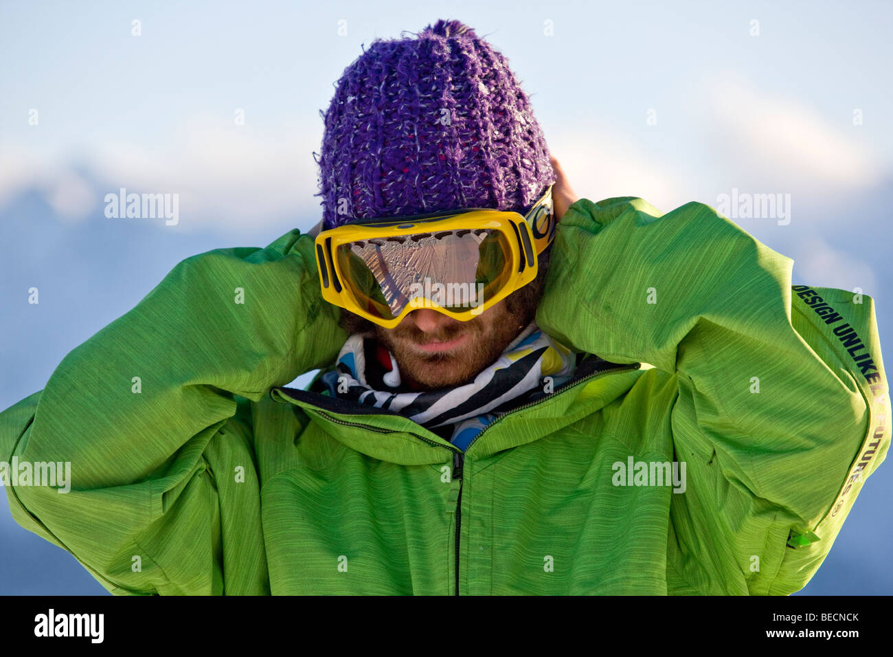 Freestyle-Skifahrer, die Sicherung seiner Skibrillen, Nord-Tirol, Österreich, Europa Stockfoto