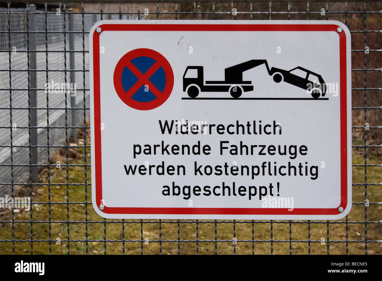 Verbot und obligatorisch-Schild an einem Drahtzaun Stockfoto
