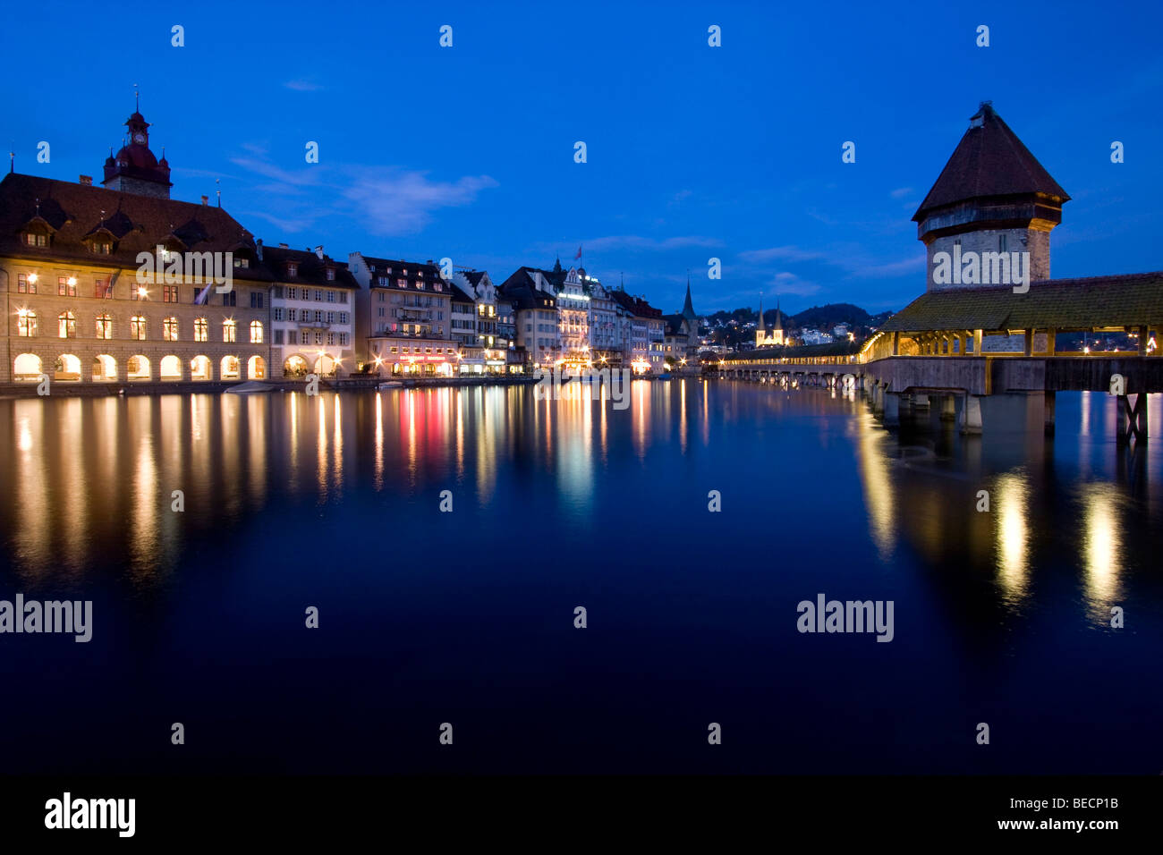 Der Fluss Reuss in Luzern mit Jesuitenkirche Jesuits Kirche und Kapellbruecke Brücke am Abend, Luzern, Schweiz Stockfoto