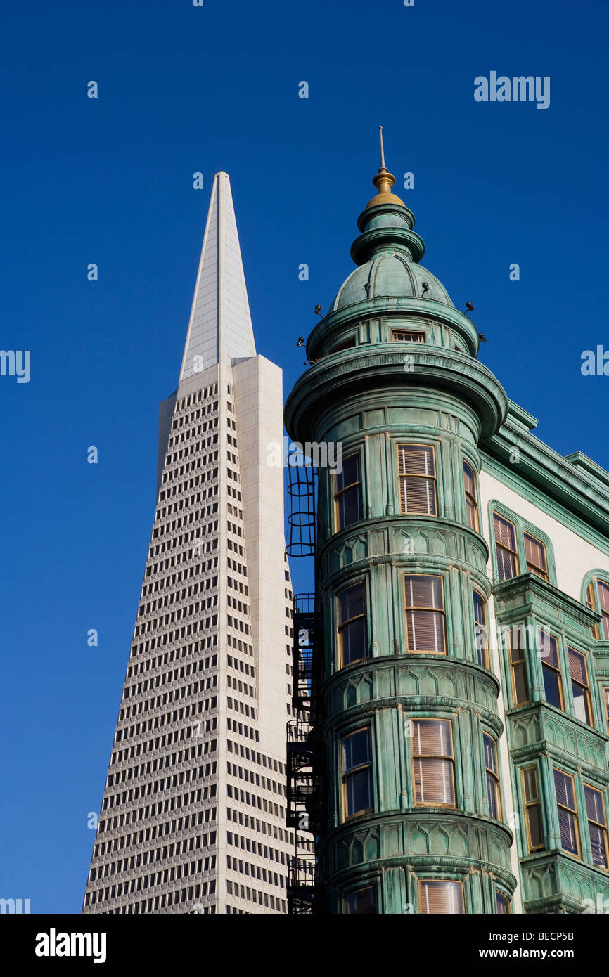 Niedrigen Winkel Ansicht von Wolkenkratzern, Columbus Tower, Transamerica Pyramid, San Francisco, Kalifornien, USA Stockfoto