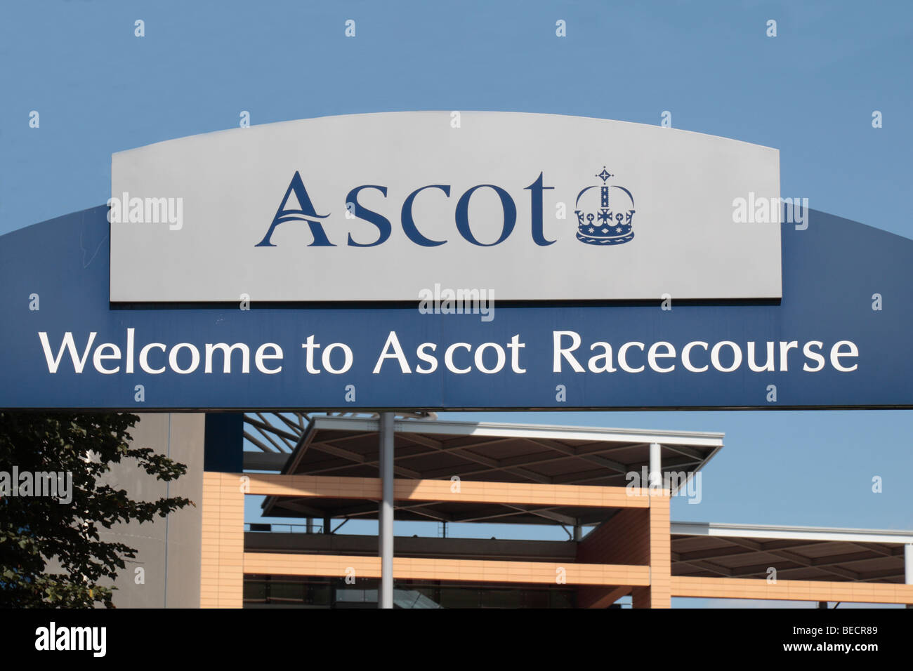Ein "Herzlich willkommen in Ascot Racecourse" Zeichen an einem Eingang zur Pferderennbahn Ascot, Berkshire, UK. (Dieses Bild wurde geändert) Stockfoto