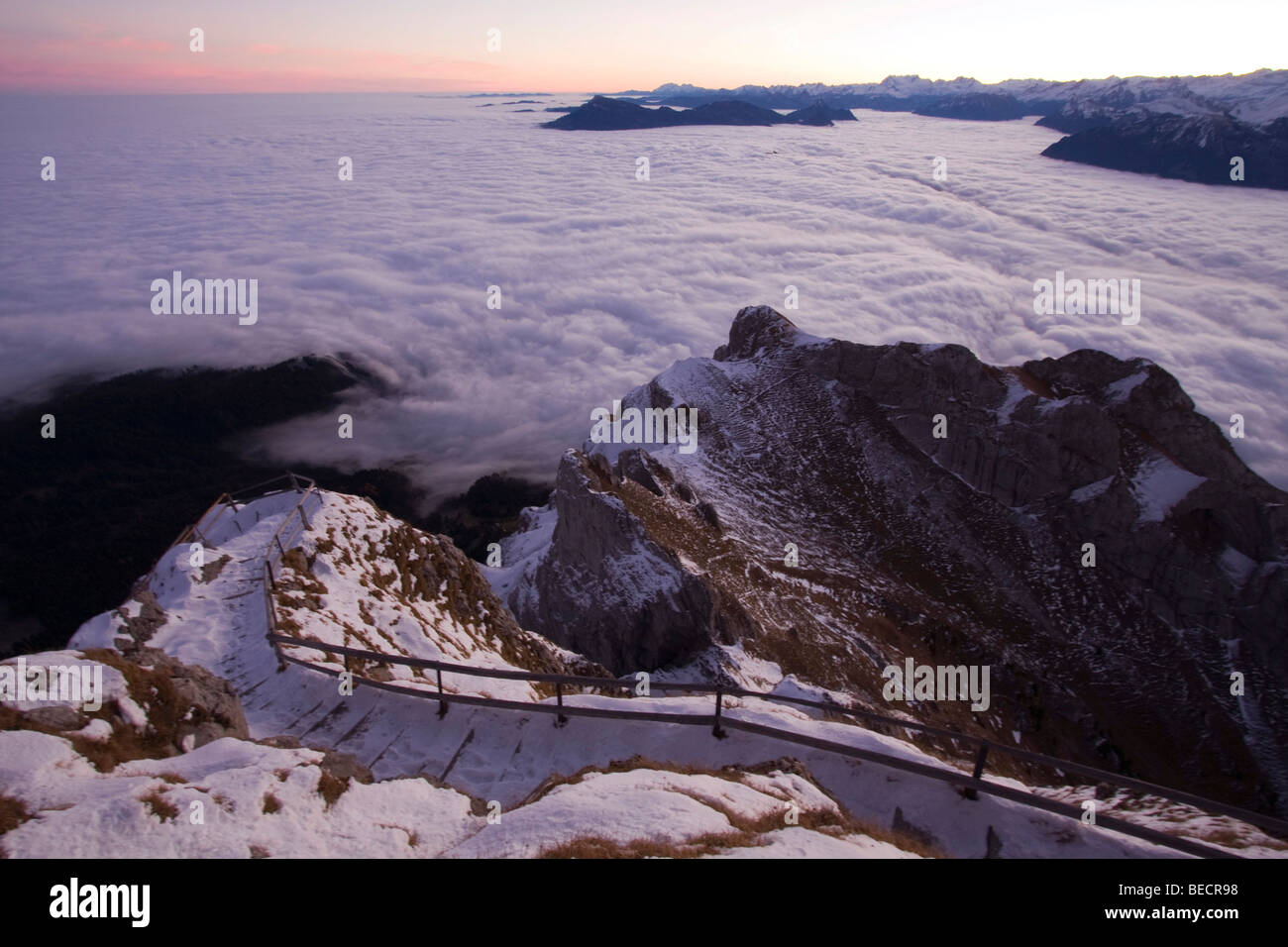 Windegg Berg Rigi Bergkette über Wolken, Pilatus-Bergkette, Luzern, Schweiz Stockfoto