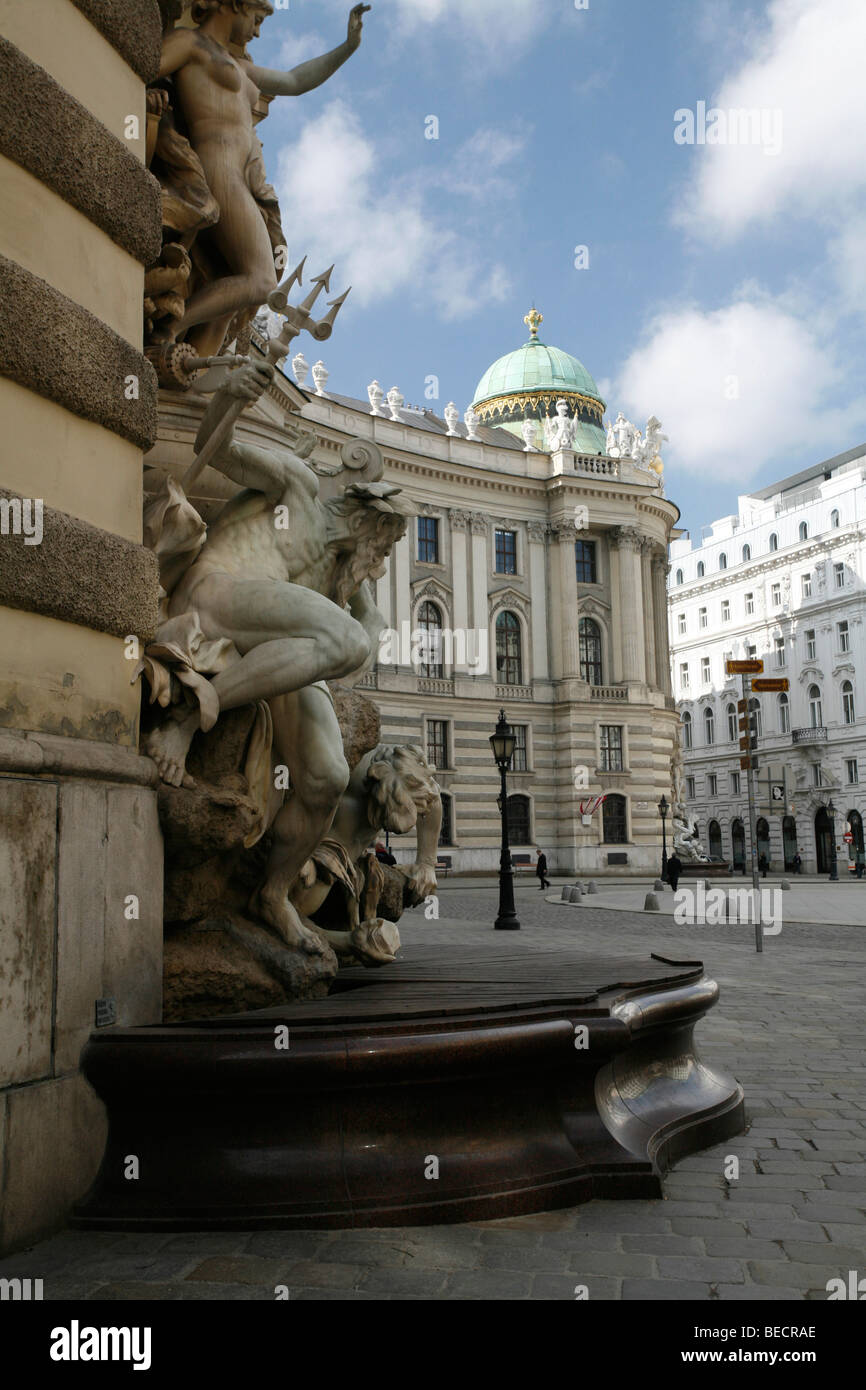 Michaelertrakt, Michael Wing mit Kuppel der Hofburg Burg und Marmorbrunnen "Oesterreichs Macht Zur See Und Zu Lande" Austr Stockfoto