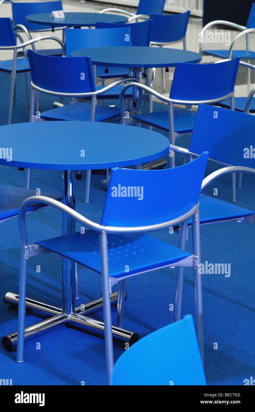 Bistro, blaue Stühle und Tische Stockfoto